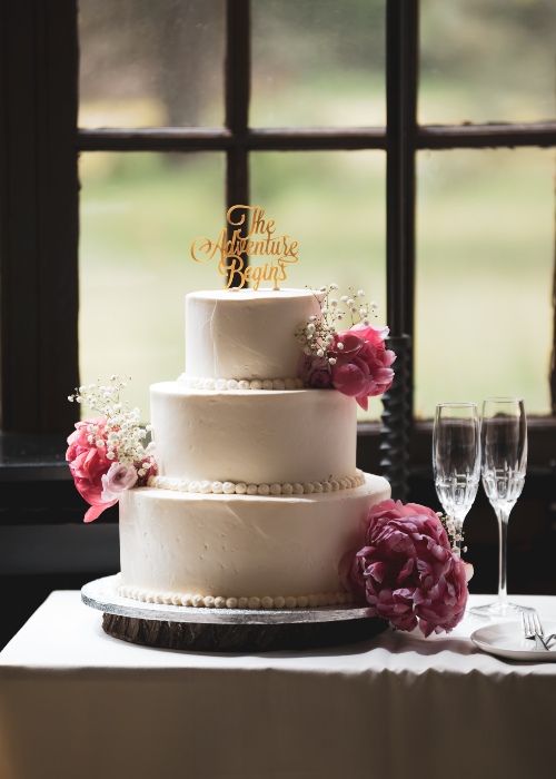 wedding cake and two champagne glasses