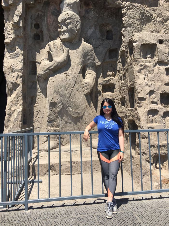 Doris standing in front of a terracotta warrior statue