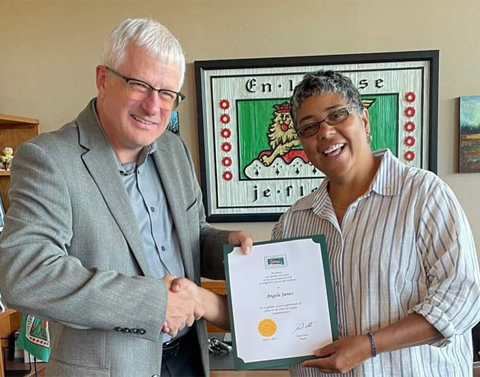 Angela James receiving her Order of Canada certificate from David West, Mayor of Richmond Hill
